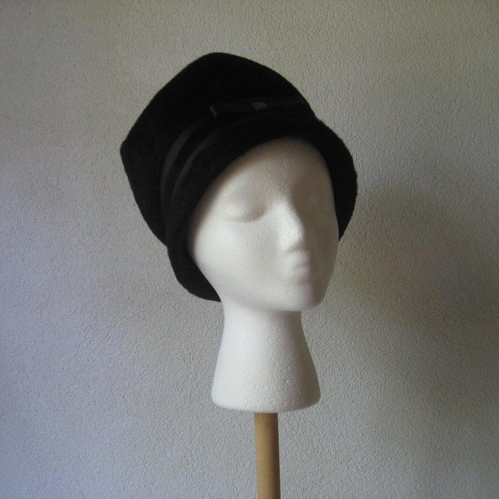 Vintage l 60s Lilli of California Black Faux Fur Double Satin Ribbon Bow Mod Hat